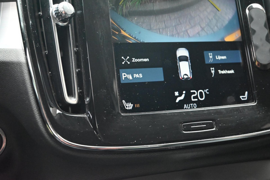 Volvo XC40 2.0 T4 Momentum 190 PK Trekhaak Leder Camera Harman Kardon LED 18''