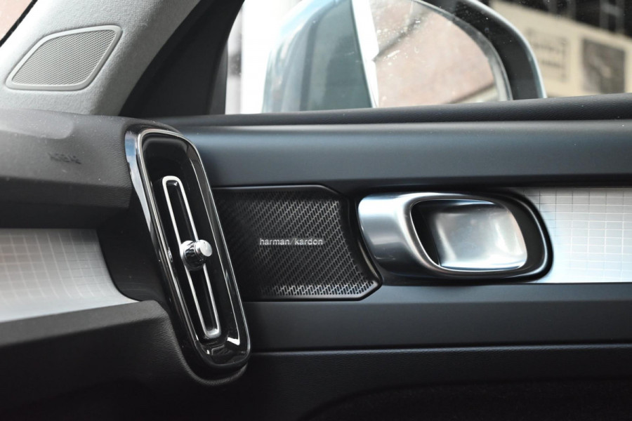 Volvo XC40 2.0 T4 Momentum 190 PK Trekhaak Leder Camera Harman Kardon LED 18''