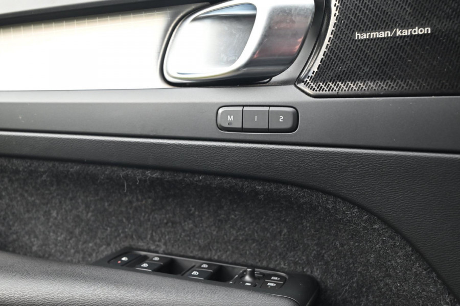 Volvo XC40 2.0 T4 Momentum 190 PK Trekhaak Leder Camera Harman Kardon LED 18''