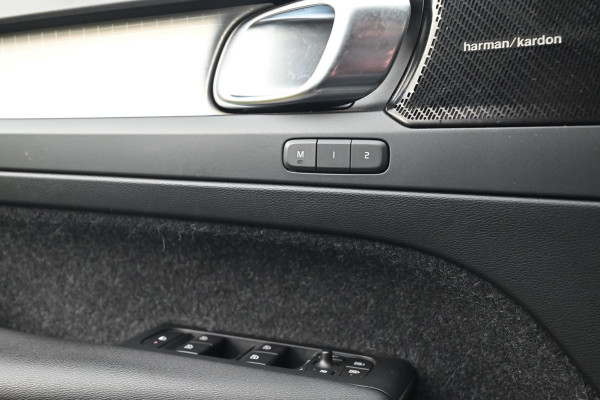 Volvo XC40 2.0 T4 Momentum 190 PK Trekhaak Leder Camera Harman Kardon LED 18''