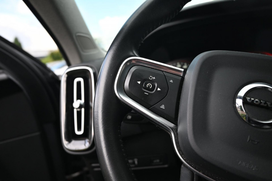 Volvo XC40 2.0 T4 Momentum 190 PK Trekhaak Leder Camera Harman Kardon LED 18''