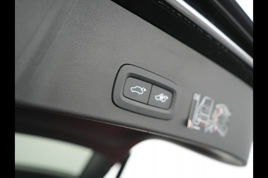 Volvo XC40 T4 Recharge R-Design Plug In hybrid 211pk Dealer O.H PHEV | Panodak | Leder Alcantara Sportstoelen Memory & Verwarmd | Camera | Cruise Control | Apple Carplay | DAB | Virtual |