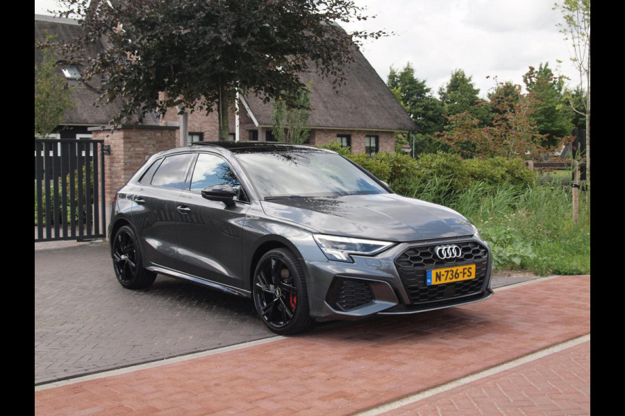 Audi A3 Sportback 45 TFSI e S edition Competition | 19 Inch | Panoramadak |  Led Plus | Apple Carplay | NL-Auto |