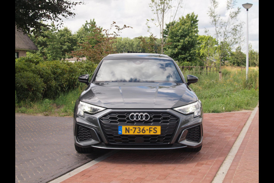 Audi A3 Sportback 45 TFSI e S edition Competition | 19 Inch | Panoramadak |  Led Plus | Apple Carplay | NL-Auto |