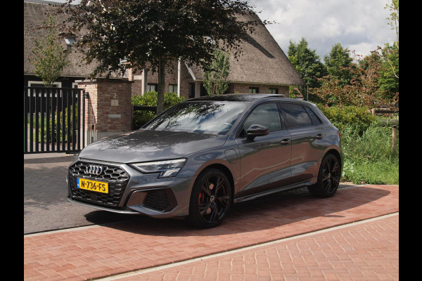 Audi A3 Sportback 45 TFSI e S edition Competition | 19 Inch | Panoramadak |  Led Plus | Apple Carplay | NL-Auto |