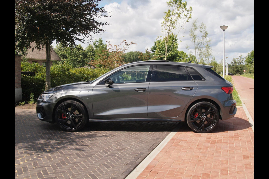 Audi A3 Sportback 45 TFSI e S edition Competition | 19 Inch | Panoramadak |  Led Plus | Apple Carplay | NL-Auto |