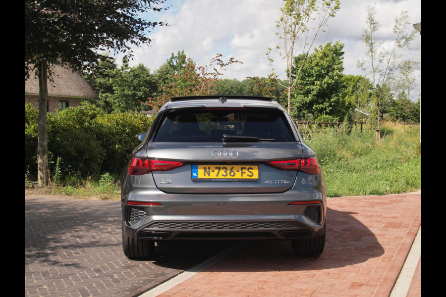 Audi A3 Sportback 45 TFSI e S edition Competition | 19 Inch | Panoramadak |  Led Plus | Apple Carplay | NL-Auto |