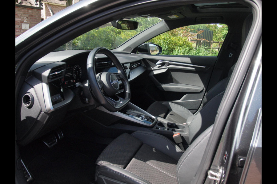 Audi A3 Sportback 45 TFSI e S edition Competition | 19 Inch | Panoramadak |  Led Plus | Apple Carplay | NL-Auto |