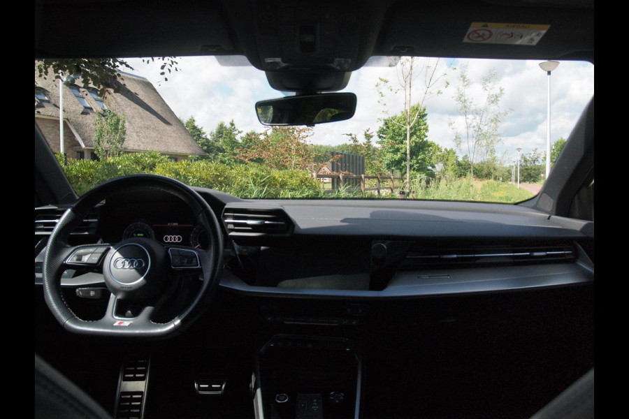 Audi A3 Sportback 45 TFSI e S edition Competition | 19 Inch | Panoramadak |  Led Plus | Apple Carplay | NL-Auto |
