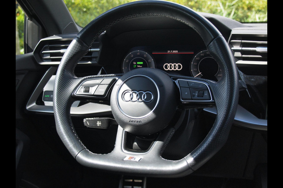 Audi A3 Sportback 45 TFSI e S edition Competition | 19 Inch | Panoramadak |  Led Plus | Apple Carplay | NL-Auto |