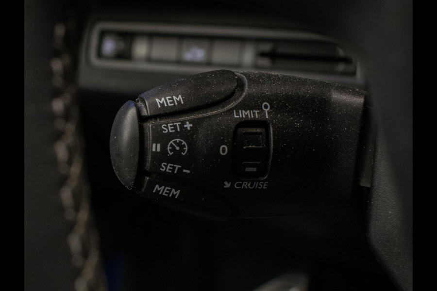 Peugeot 3008 1.2 PureTech Allure Sport (APPLE CARPLAY,NAVI,LED,XENON,SFEER VERLICHTING,LEDER,CRUISE,CLIMATE,PDC,CAMERA,NETTESTAAT)