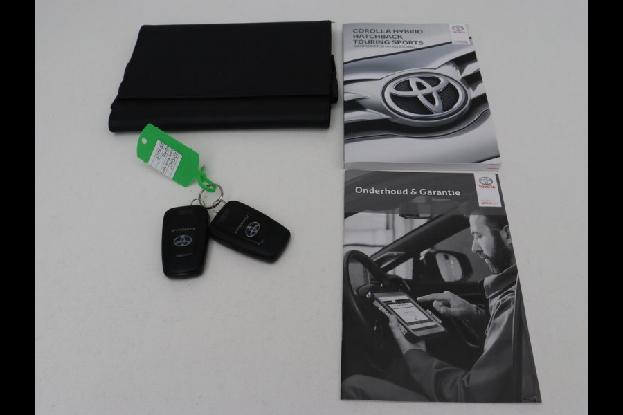 Toyota Corolla 1.8 Hybrid Dynamic | Stoelverwarming | Trekhaak | Camera | Adaptive cruise | Carplay | Navigatie | Parkeerhulp | Climate control
