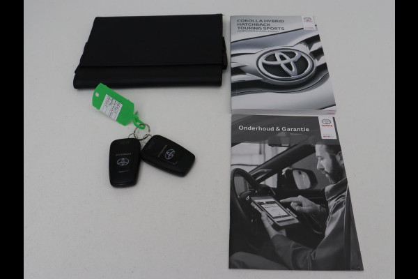 Toyota Corolla 1.8 Hybrid Dynamic | Stoelverwarming | Trekhaak | Camera | Adaptive cruise | Carplay | Navigatie | Parkeerhulp | Climate control