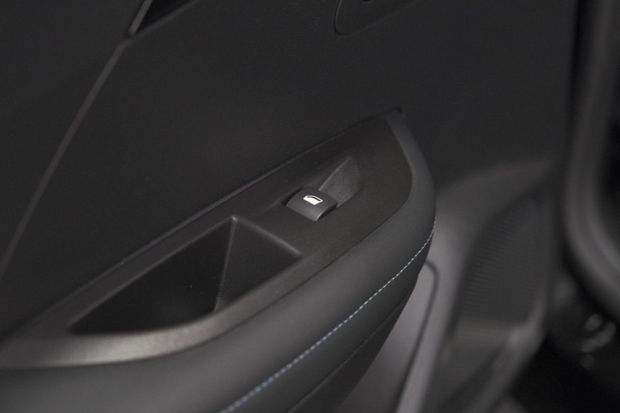 Peugeot 2008 PureTech 130 Allure | Camera | Apple Carplay | Navigatie | Parkeersensoren | 18 Inch Lichtmetalen Velgen