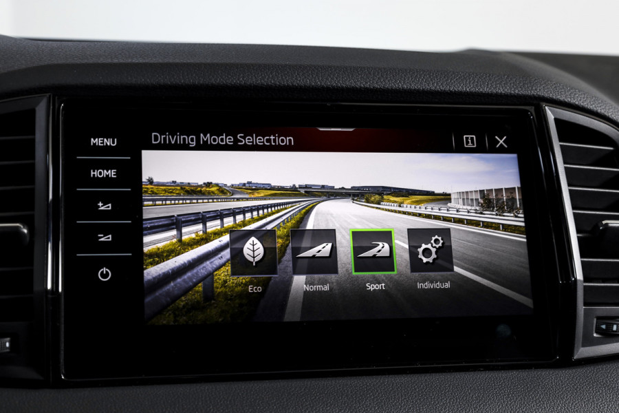 Škoda Karoq 1.5 TSI 150 PK ACT Sportline Business - Automaat | S/K-Panodak | Columbus pakket | Dig. Cockpit | Adapt. Cruise | Elek. Klep | Stuur-+Stoelverw. | Camera | NAV+App. Connect | ECC | LED | LM 19" | 3968