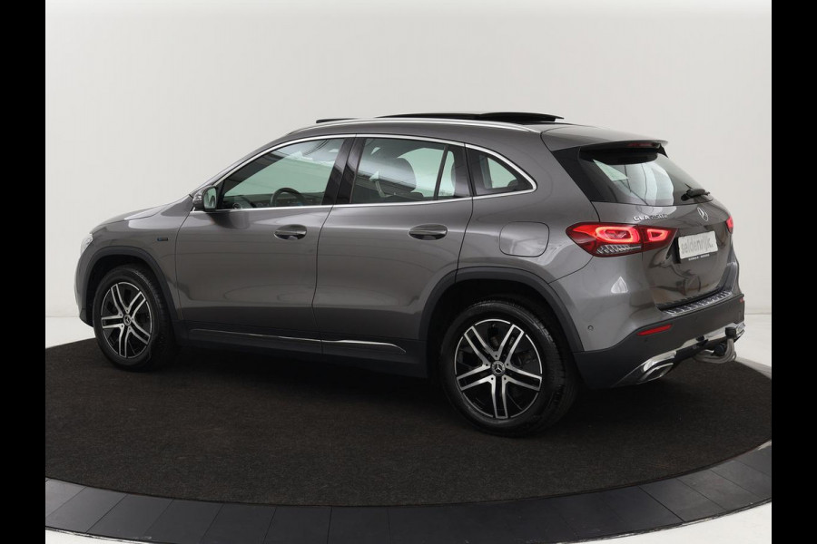 Mercedes-Benz GLA 250e Urban | Panoramadak | Stoelverwarming | Trekhaak | Carplay | Half leder | Camera | Navigatie | Widescreen | Park Assist | Climate control | Full LED
