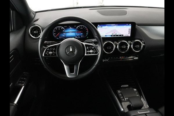 Mercedes-Benz GLA 250e Urban | Panoramadak | Stoelverwarming | Trekhaak | Carplay | Half leder | Camera | Navigatie | Widescreen | Park Assist | Climate control | Full LED