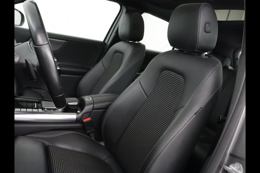 Mercedes-Benz GLA 250e Urban | Panoramadak | Stoelverwarming | Trekhaak | Carplay | Half leder | Camera | Navigatie | Widescreen | Park Assist | Climate control | Full LED