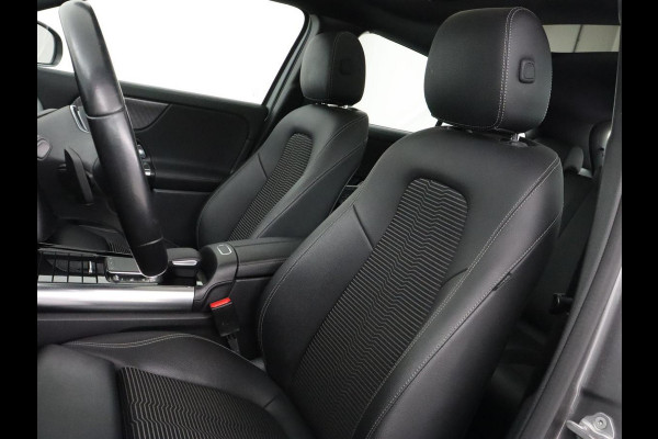 Mercedes-Benz GLA 250e Urban | Panoramadak | Stoelverwarming | Trekhaak | Carplay | Half leder | Camera | Navigatie | Widescreen | Park Assist | Climate control | Full LED