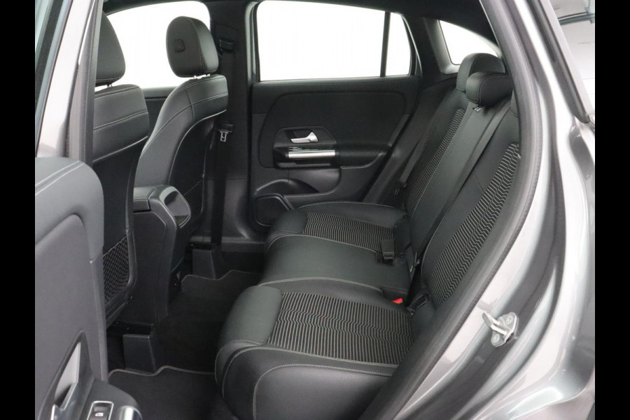 Mercedes-Benz GLA 250e Urban | Panoramadak | Stoelverwarming | Trekhaak | Carplay | Half leder | Camera | Navigatie | Widescreen | Park Assist | Climate control | Full LED