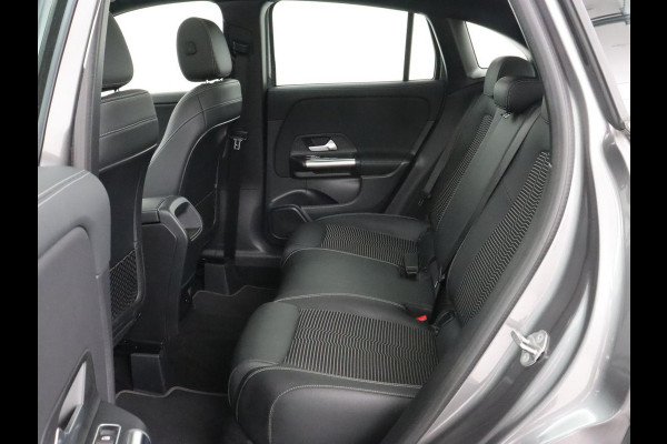 Mercedes-Benz GLA 250e Urban | Panoramadak | Stoelverwarming | Trekhaak | Carplay | Half leder | Camera | Navigatie | Widescreen | Park Assist | Climate control | Full LED