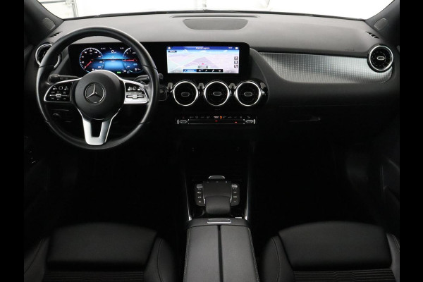 Mercedes-Benz GLA 250e Urban | Panoramadak | Stoelverwarming | Trekhaak | Carplay | Half leder | Camera | Navigatie | Widescreen | Park Assist | Climate control | Full LED
