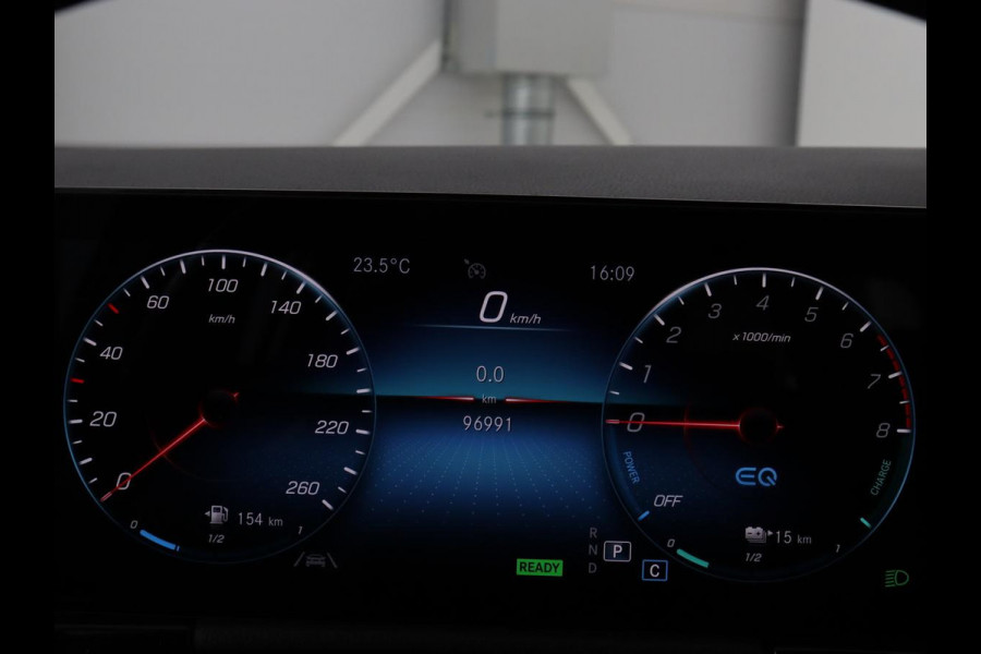 Mercedes-Benz GLA 250e Urban | Panoramadak | Stoelverwarming | Trekhaak | Carplay | Half leder | Camera | Navigatie | Widescreen | Park Assist | Climate control | Full LED