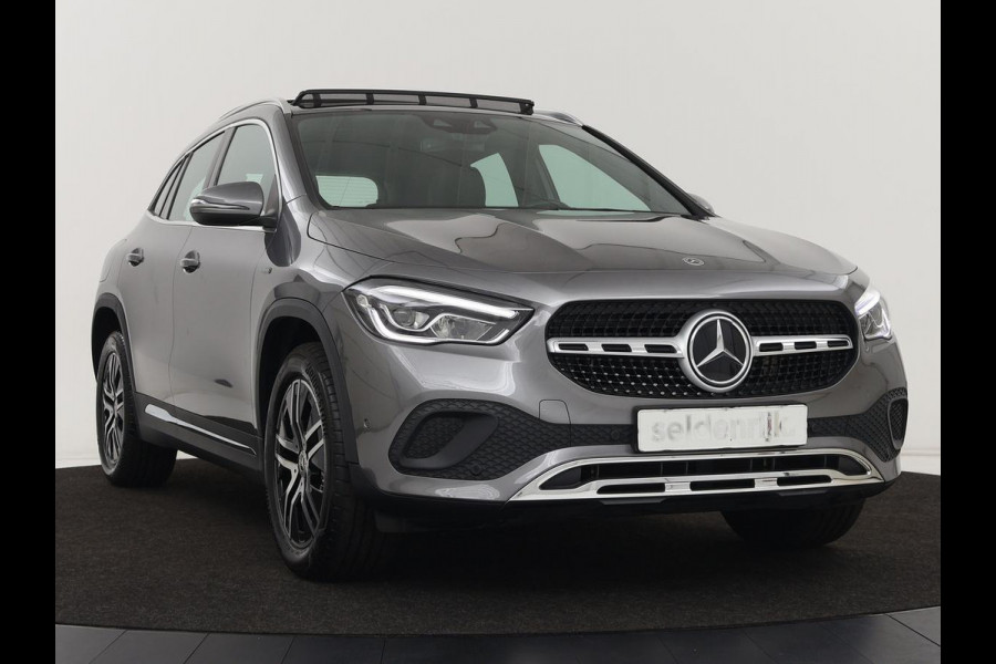 Mercedes-Benz GLA 250e Urban | Panoramadak | Stoelverwarming | Trekhaak | Carplay | Half leder | Camera | Navigatie | Widescreen | Park Assist | Climate control | Full LED