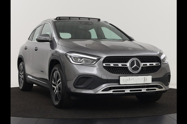 Mercedes-Benz GLA 250e Urban | Panoramadak | Stoelverwarming | Trekhaak | Carplay | Half leder | Camera | Navigatie | Widescreen | Park Assist | Climate control | Full LED