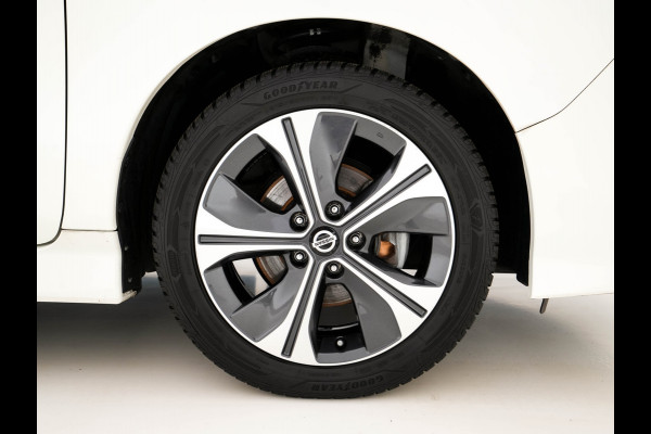 Nissan Leaf Tekna 40 kWh (INCL-BTW) Aut. *LUXURY-LEATHER | FULL-LED | BOSE-SURROUND | DIGI-COCKPIT | ADAPTIVE-CRUISE | TOPVIEW | KEYLESS | NAVI-FULLMAP | BLINDSPOT | DAB+ | PDC | HEATED-COMFORTSEATS | PRIVACY-GLASS |