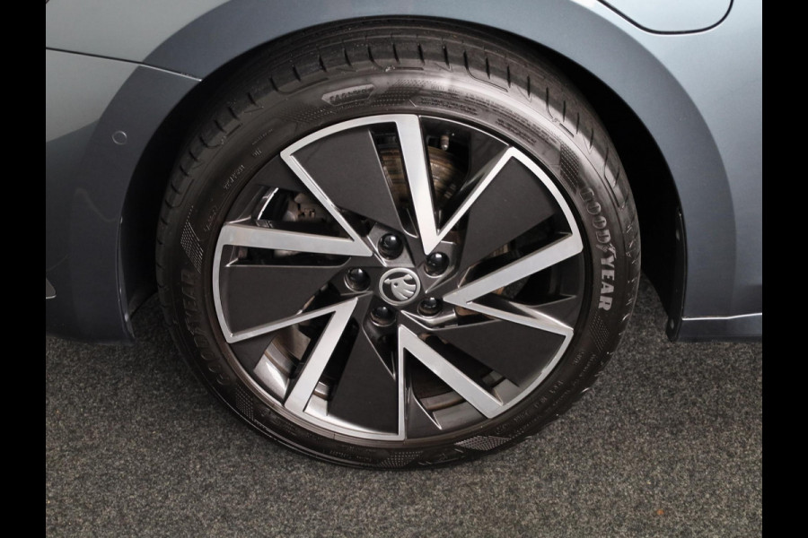 Škoda Octavia Combi 1.4 TSI iV PHEV Style 204 pk Automaat (DSG) | Navigatie | Parkeersensoren (Park assist) | Achteruitrijcamera | Adaptieve cruise control | Autom. airco (3 zones) | Stoelverwarming v/a |