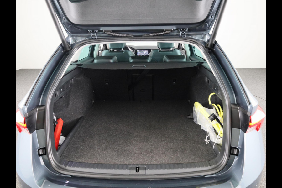 Škoda Octavia Combi 1.4 TSI iV PHEV Style 204 pk Automaat (DSG) | Navigatie | Parkeersensoren (Park assist) | Achteruitrijcamera | Adaptieve cruise control | Autom. airco (3 zones) | Stoelverwarming v/a |