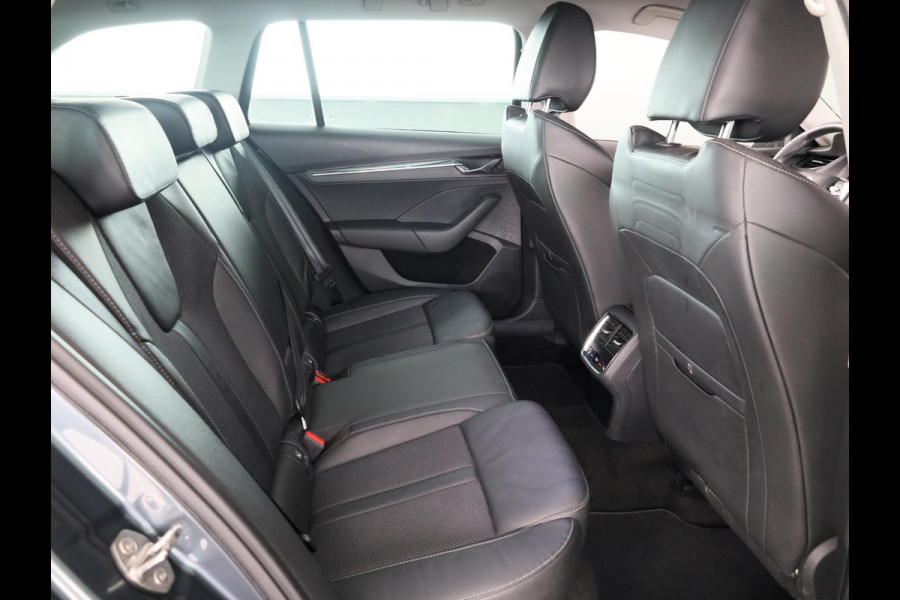Škoda Octavia Combi 1.4 TSI iV PHEV Style 204 pk Automaat (DSG) | Navigatie | Parkeersensoren (Park assist) | Achteruitrijcamera | Adaptieve cruise control | Autom. airco (3 zones) | Stoelverwarming v/a |