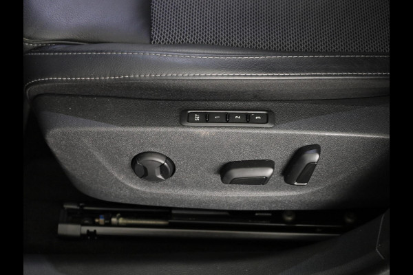 Škoda Octavia Combi 1.4 TSI iV PHEV Style 204 pk Automaat (DSG) | Navigatie | Parkeersensoren (Park assist) | Achteruitrijcamera | Adaptieve cruise control | Autom. airco (3 zones) | Stoelverwarming v/a |