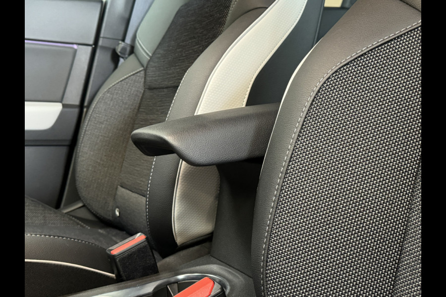 Renault Captur 1.3 TCe 130pk | Intens | Groot navi | 18 inch | Blindspot | Camera | PDC V+A | Cruise Control | 100% onderhouden!