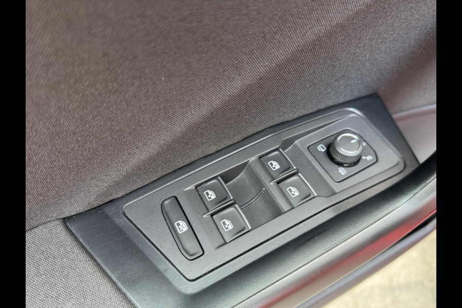 Volkswagen T-Roc 1.5 TSI R-line Automaat | Stoelverwarming | Achteruitrijcamera | Climate control adaptief | Climate control | Keyless entry&star
