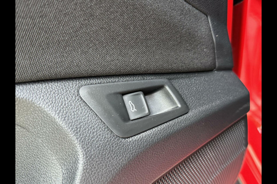 Volkswagen T-Roc 1.5 TSI R-line Automaat | Stoelverwarming | Achteruitrijcamera | Climate control adaptief | Climate control | Keyless entry&star