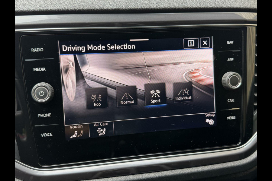 Volkswagen T-Roc 1.5 TSI R-line Automaat | Stoelverwarming | Achteruitrijcamera | Climate control adaptief | Climate control | Keyless entry&star
