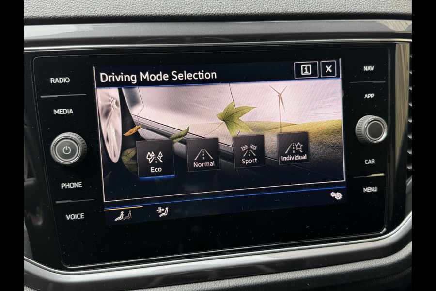 Volkswagen T-Roc 1.5 TSI R-line Automaat | Stoelverwarming | Achteruitrijcamera | Climate control adaptief | Climate control | Keyless entry&star