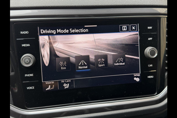 Volkswagen T-Roc 1.5 TSI R-line Automaat | Stoelverwarming | Achteruitrijcamera | Climate control adaptief | Climate control | Keyless entry&star