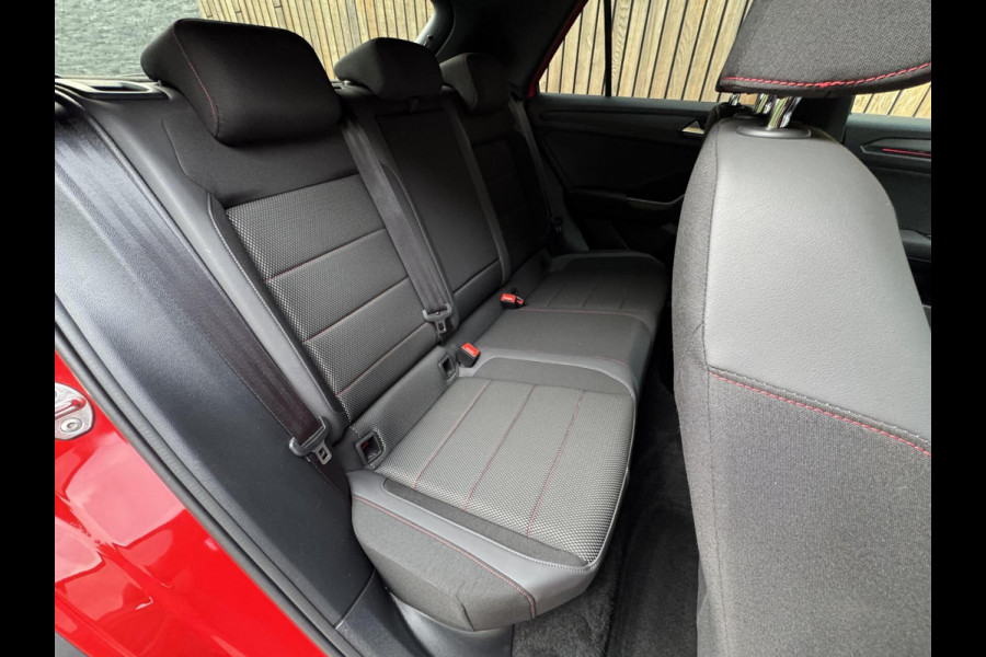 Volkswagen T-Roc 1.5 TSI R-line Automaat | Stoelverwarming | Achteruitrijcamera | Climate control adaptief | Climate control | Keyless entry&star