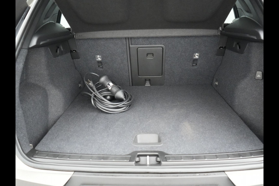 Volvo XC40 T4 Recharge Inscription Plug In Hybrid 211pk PHEV | Panodak | Adaptive Cruise | Pilot Assist | Harman Kardon | Lederen Sportstoelen Verwarmd | Apple Carplay | Camera | Virtual | DAB |