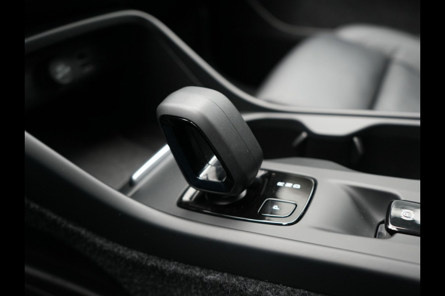 Volvo XC40 T4 Recharge Inscription Plug In Hybrid 211pk PHEV | Panodak | Adaptive Cruise | Pilot Assist | Harman Kardon | Lederen Sportstoelen Verwarmd | Apple Carplay | Camera | Virtual | DAB |