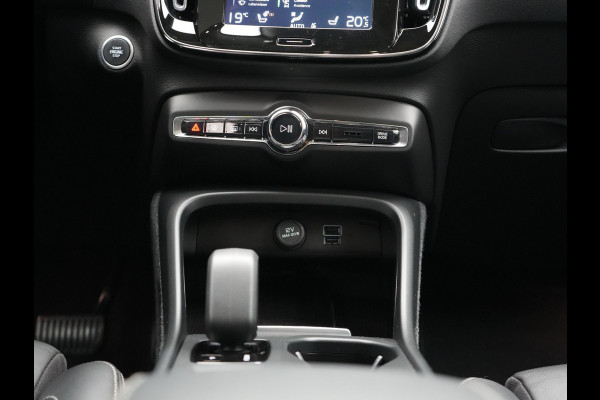 Volvo XC40 T4 Recharge Inscription Plug In Hybrid 211pk PHEV | Panodak | Adaptive Cruise | Pilot Assist | Harman Kardon | Lederen Sportstoelen Verwarmd | Apple Carplay | Camera | Virtual | DAB |