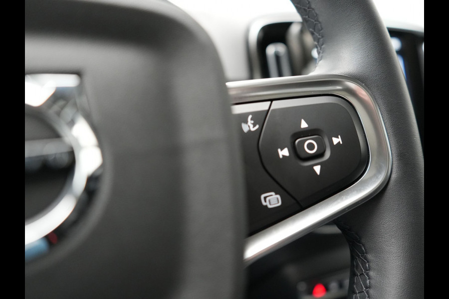 Volvo XC40 T4 Recharge Inscription Plug In Hybrid 211pk PHEV | Panodak | Adaptive Cruise | Pilot Assist | Harman Kardon | Lederen Sportstoelen Verwarmd | Apple Carplay | Camera | Virtual | DAB |