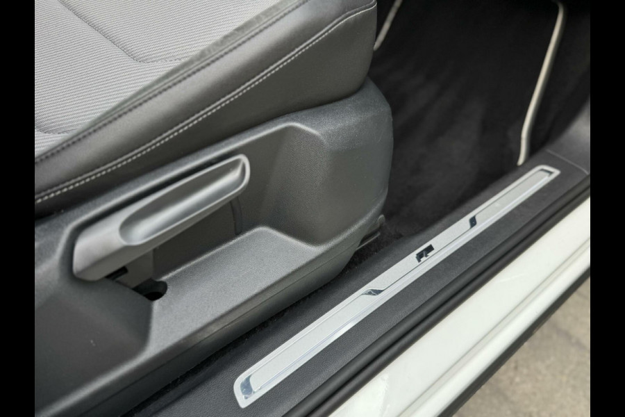 Volkswagen Tiguan Allspace 1.5 TSI R-line Automaat | R-stuur | Navigatiesysteem | Climate control | Cruise control adaptief | R-bekleding | Parkeersensoren