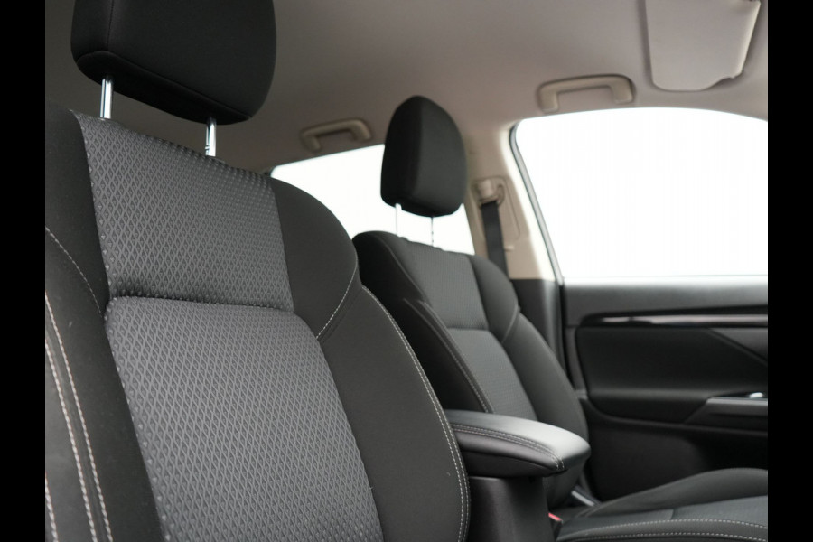 Mitsubishi Outlander 2.4 Intense Plug in Hybrid 225pk PHEV | Apple Carplay | Parkeersensoren | Stoelverwarming | L.M. 18" | Camera | Cruise Control | Climate Control | DAB |