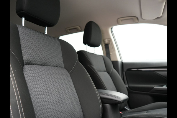 Mitsubishi Outlander 2.4 Intense Plug in Hybrid 225pk PHEV | Apple Carplay | Parkeersensoren | Stoelverwarming | L.M. 18" | Camera | Cruise Control | Climate Control | DAB |