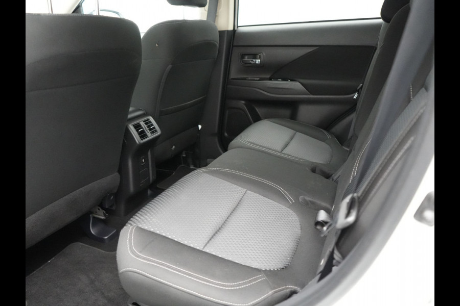 Mitsubishi Outlander 2.4 Intense Plug in Hybrid 225pk PHEV | Apple Carplay | Parkeersensoren | Stoelverwarming | L.M. 18" | Camera | Cruise Control | Climate Control | DAB |