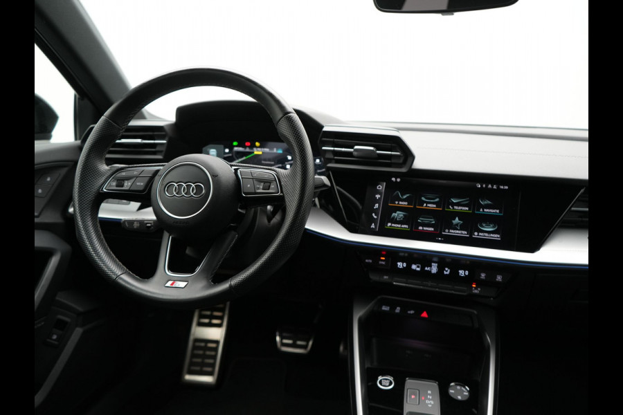 Audi A3 Sportback 45 TFSI e S edition Competition Plug In Hyrbrid 245pk Dealer O.H PHEV | Cruise Control | Lederen sportstoelen | Apple Carplay | Keyless | Virtual | DAB | Draadloos | Sfeerverlichting |